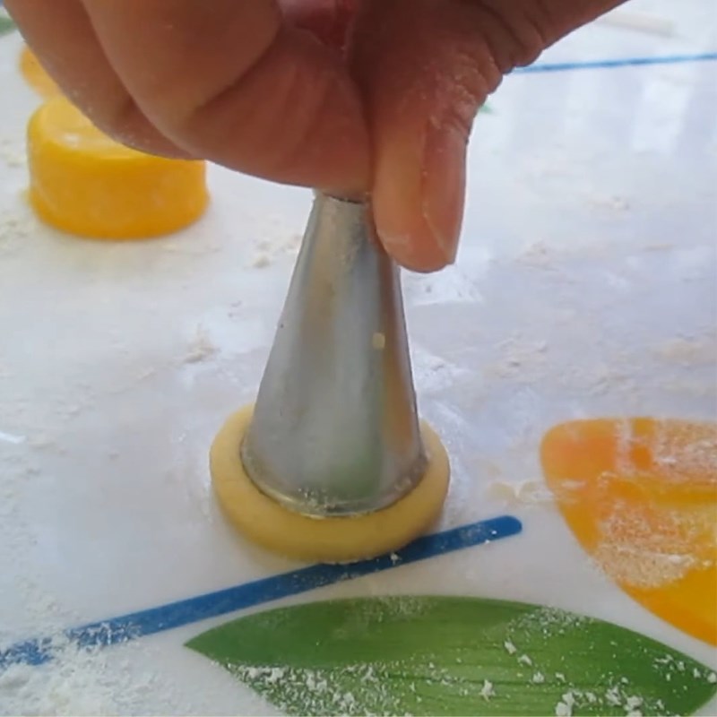 Bước 3 Tạo hình cúc áo Bánh quy cúc áo