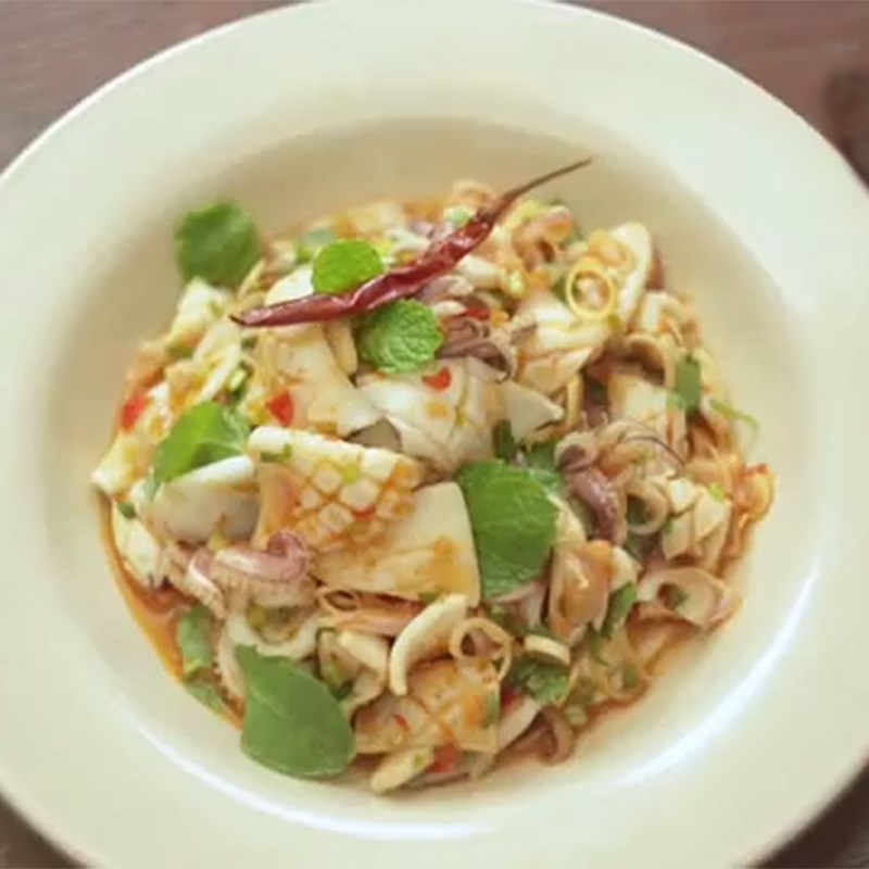 Bước 5 Thành phẩm Salad mực kiểu Thái