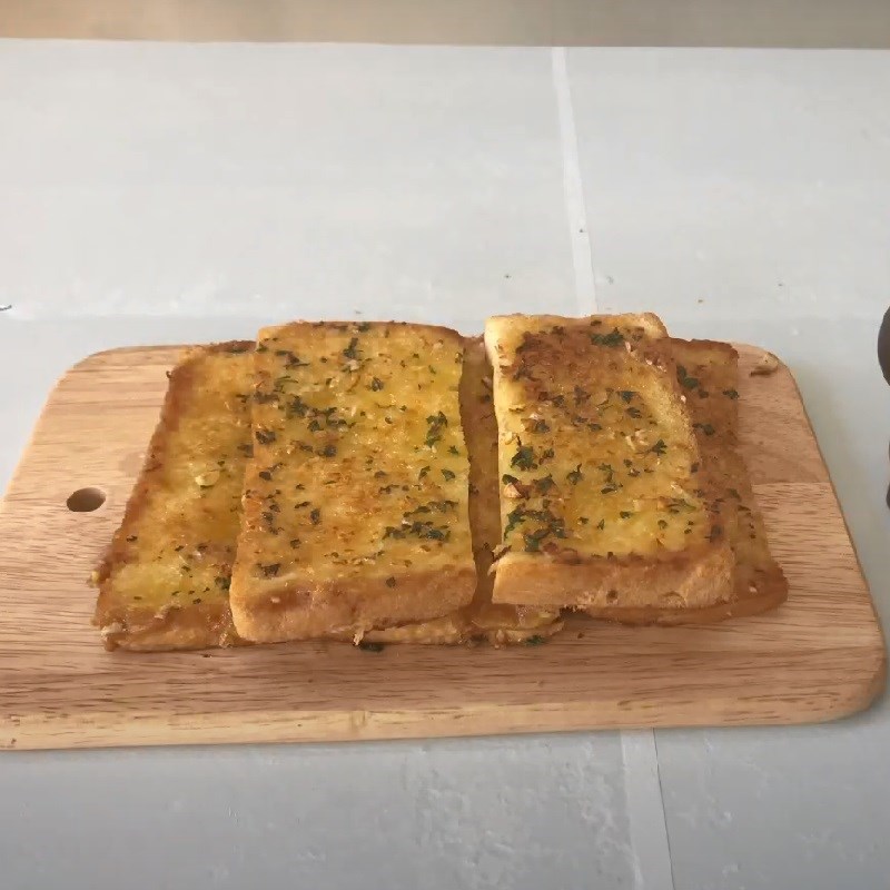 Bước 4 Thành phẩm Bánh mì sandwich bơ tỏi làm bằng chảo