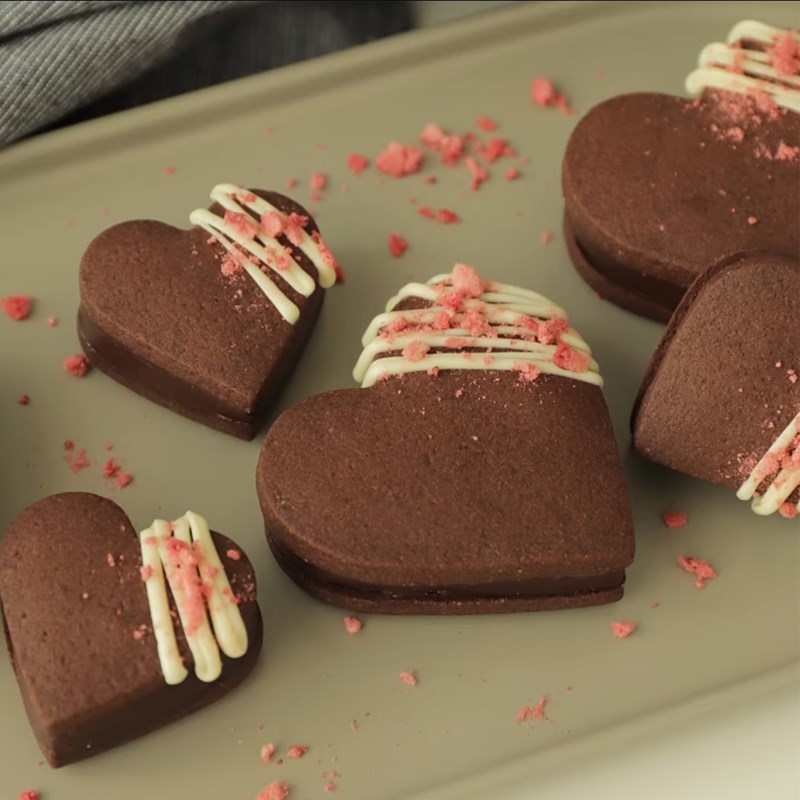 Bánh quy socola: Với mùi thơm ngọt ngào của socola và vị bánh quy giòn tan, bạn sẽ không thể ngừng khi chạm tay đến hộp bánh quy socola này. Đây sẽ là món quà tuyệt vời để ăn vặt hoặc dành cho những người thân yêu trong nhà.