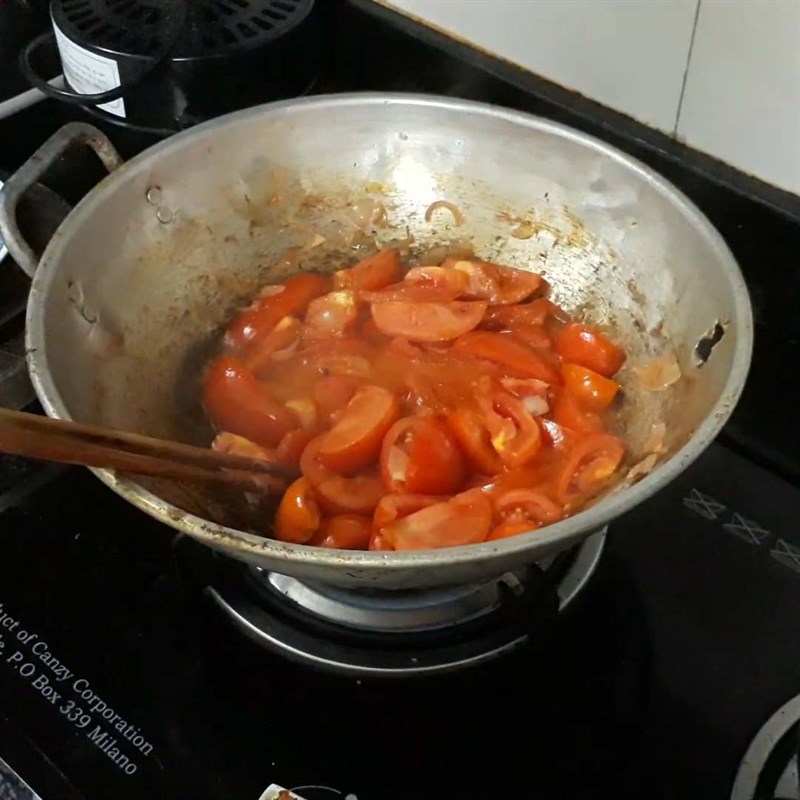 Bước 4 Xào ngược quả cà chua Cá nheo nấu nướng nướng canh chua măng