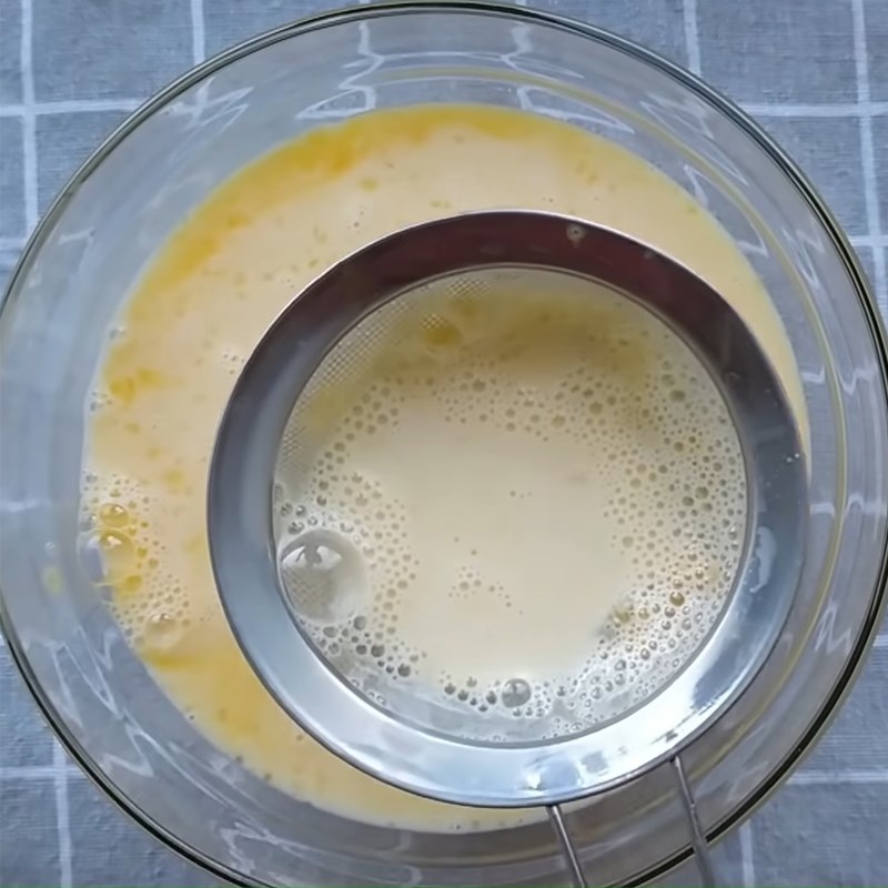 Bước 2 Trộn hỗn hợp trứng sữa Bánh bông lan flan hấp không cần lò nướng