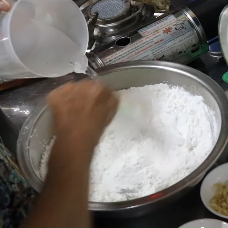 Bước 1 Trộn bột Bánh khoai môn Triều Châu