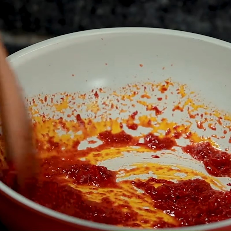 Cách 2 Trộn bột bánh Bánh gấc đỏ gói lá chuối