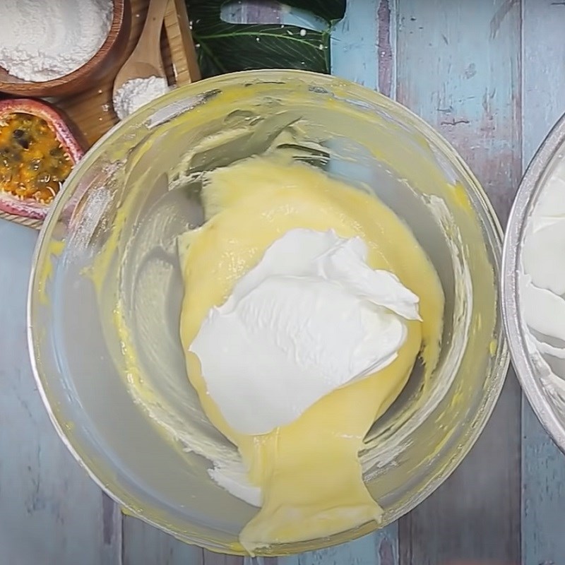 Bước 3 Trộn bột với lòng trắng trứng Bánh Gato tiramisu chanh dây