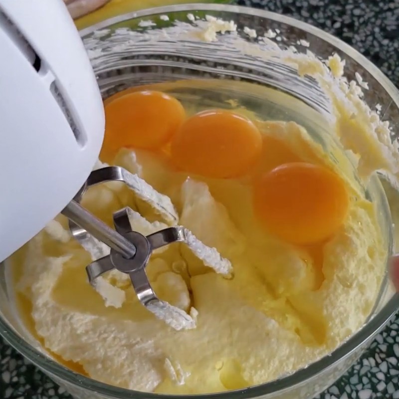 Bước 2 Trộn hỗn hợp bơ trứng Bánh bông lan trái bơ