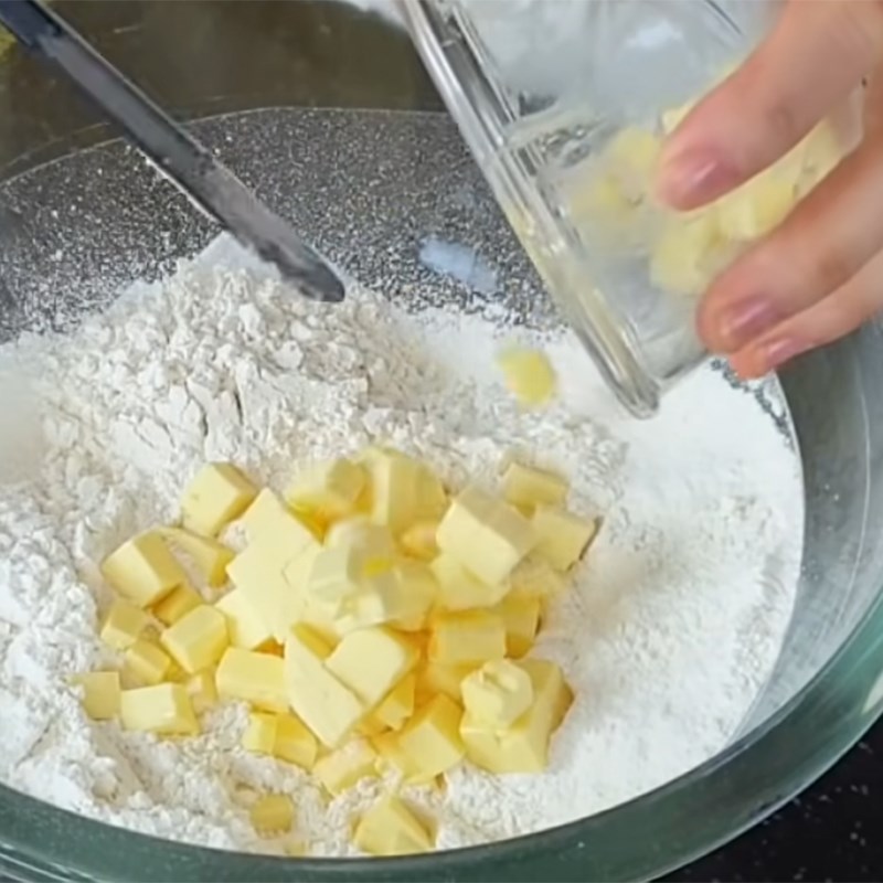 Bước 2 Trộn hỗn hợp bột và bơ Bánh tart trái cây thập cẩm hình chiếc giỏ