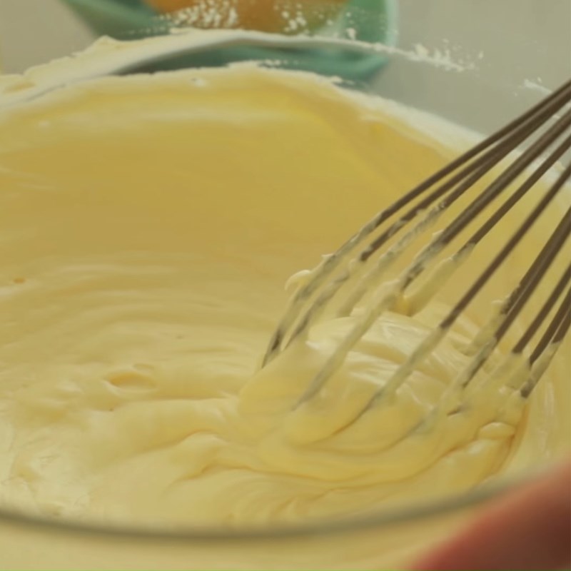 Bước 2 Trộn kem phô mai Cheesecake chanh kem việt quất