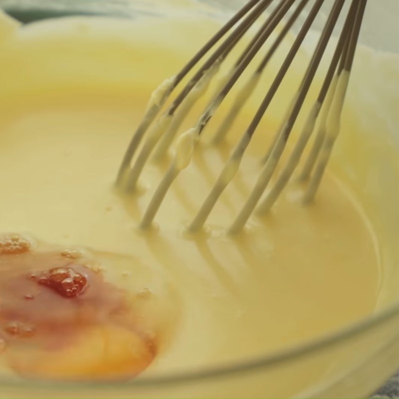 Bước 2 Trộn kem phô mai Cheesecake chanh kem việt quất