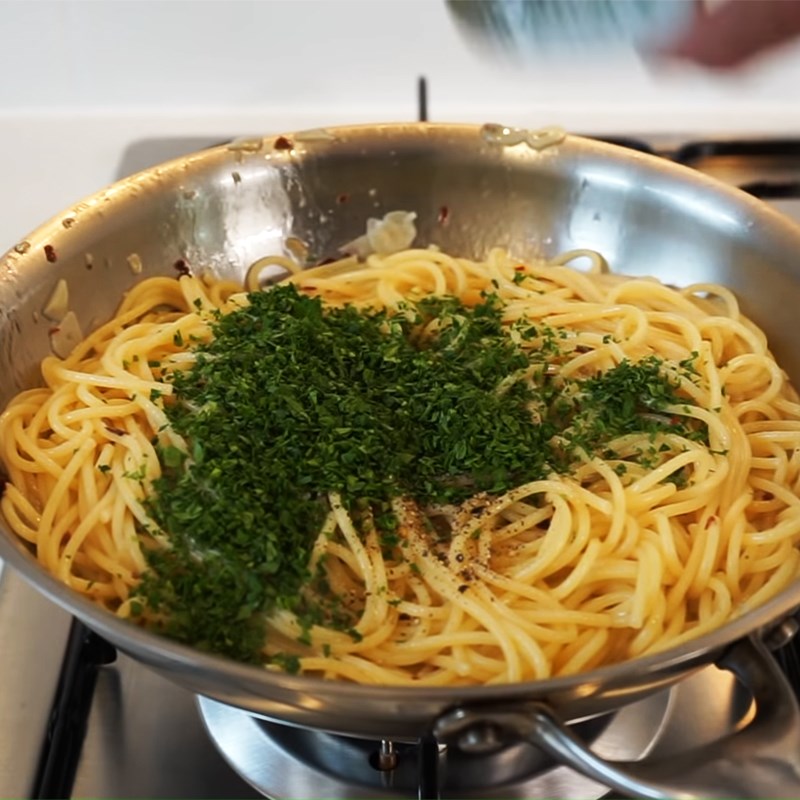 Bước 3 Trộn mì Mì Ý sốt dầu tỏi - Spaghetti Aglio e Olio truyền thống