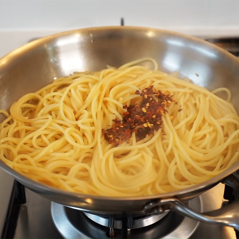 Bước 3 Trộn mì Mì Ý sốt dầu tỏi - Spaghetti Aglio e Olio truyền thống