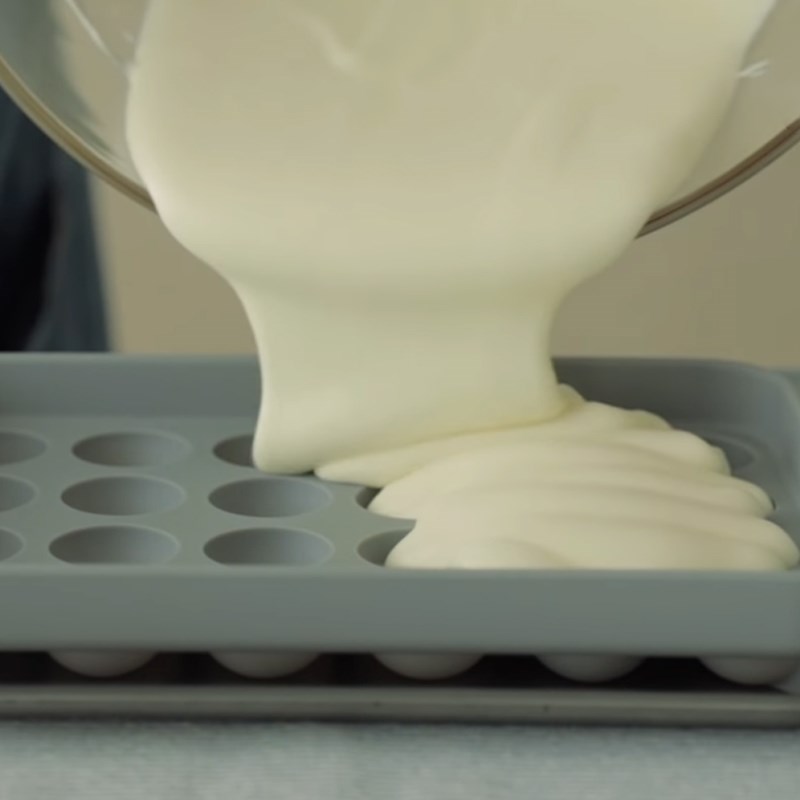 Bước 3 Trộn whipping cream và đổ khuôn Cheesecake thạch xoài dưa lưới