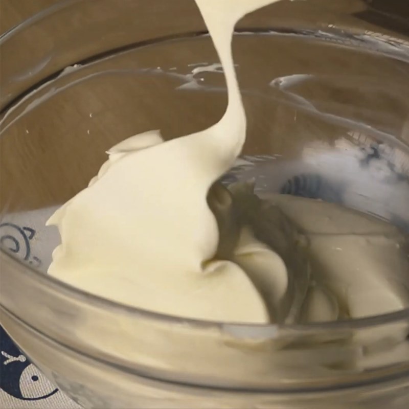 Bước 5 Trộn kem phô mai dâu Kem phô mai dâu sữa chua