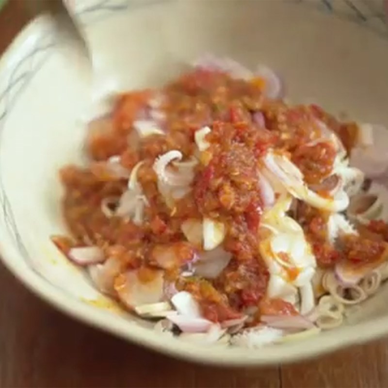 Bước 4 Trộn salad Salad mực kiểu Thái