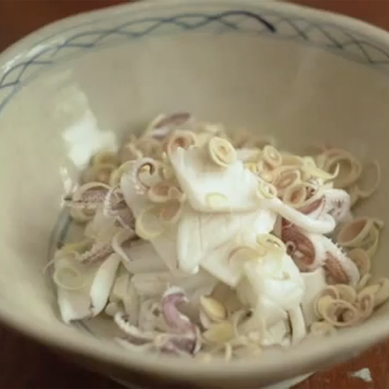 Bước 4 Trộn salad Salad mực kiểu Thái