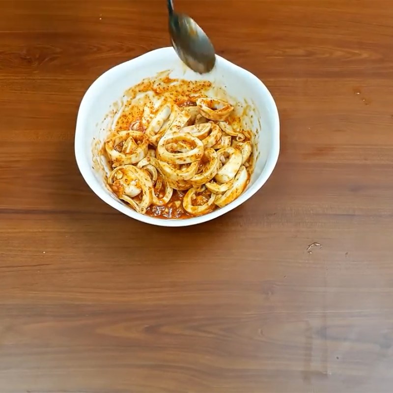 Bước 4 Trộn salad Salad mực Hàn Quốc