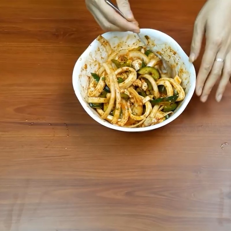Bước 4 Trộn salad Salad mực Hàn Quốc