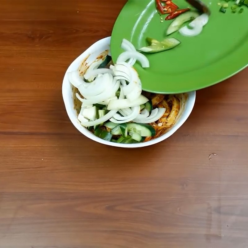 Bước 4 Trộn salad Salad mực Hàn Quốc