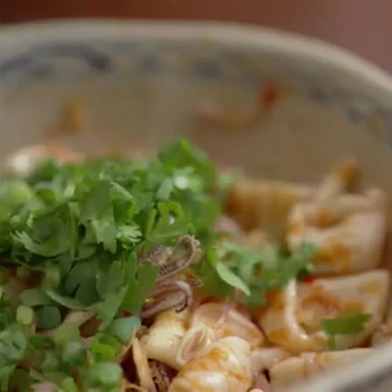 Bước 4 Trộn salad Salad mực kiểu Thái