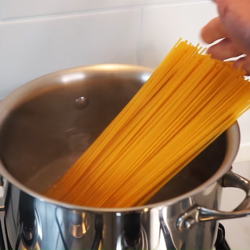 Bước 1 Trụng mì Ý Mì Ý sốt dầu tỏi - Spaghetti Aglio e Olio truyền thống