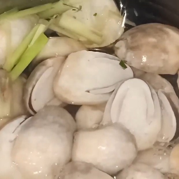 Bước 2 Trụng nấm Nấm rơm muối chua