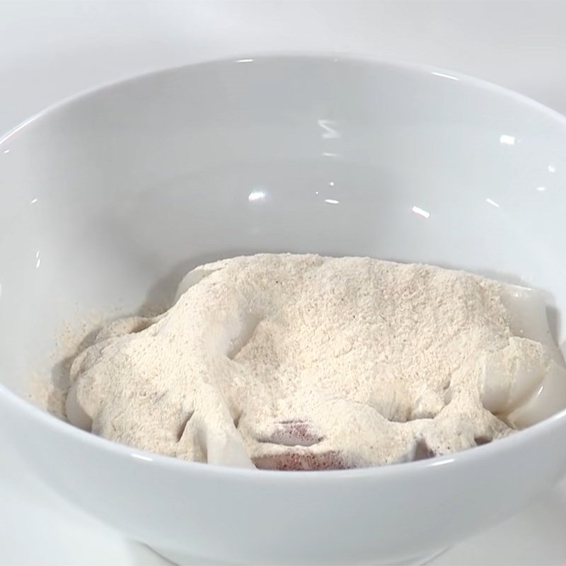 Bước 3 Ướp mực Salad mực ống rong biển