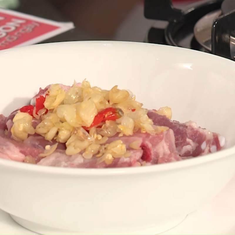 Bước 2 Ướp sườn Sườn non rim củ nén