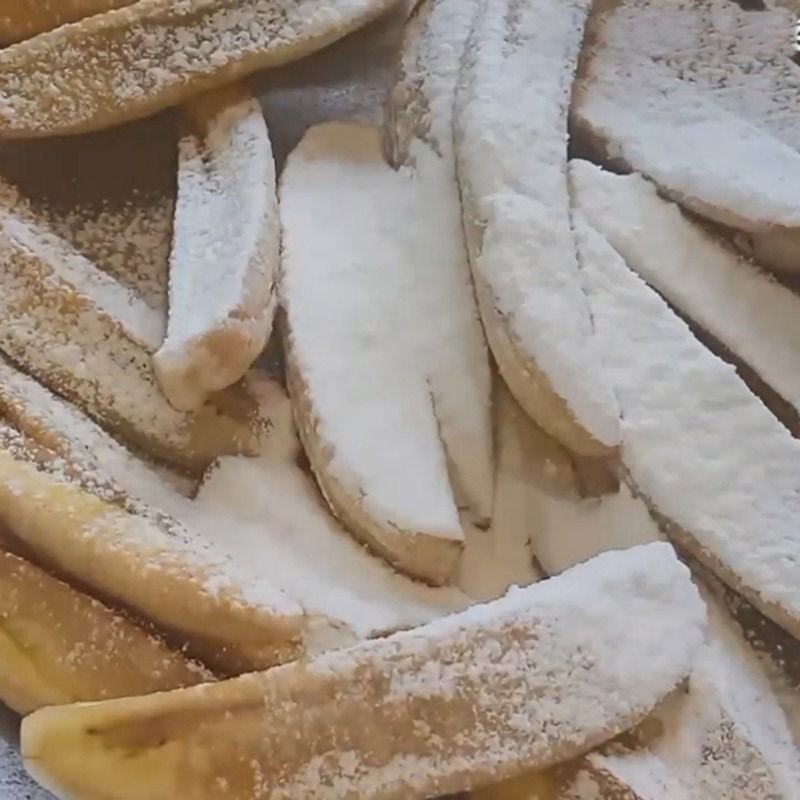 Bước 3 Xào chuối chiên với bột bắp Chuối xanh chiên giòn sốt bơ tỏi