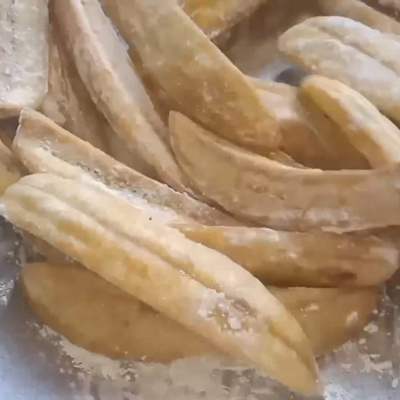 Bước 3 Xào chuối chiên với bột bắp Chuối xanh chiên giòn sốt bơ tỏi