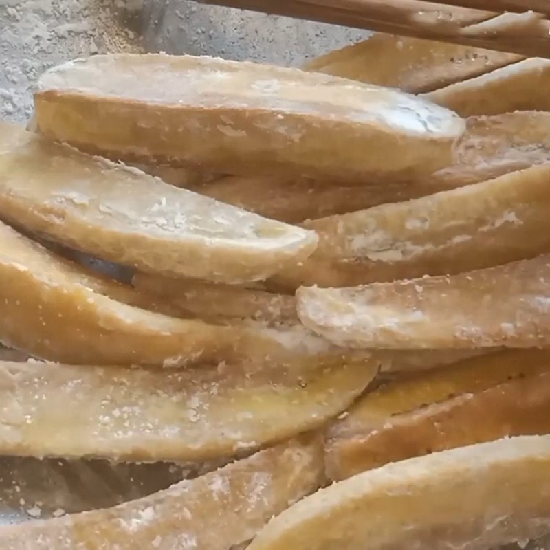 Bước 3 Xào chuối chiên với bột bắp Chuối xanh chiên giòn sốt bơ tỏi