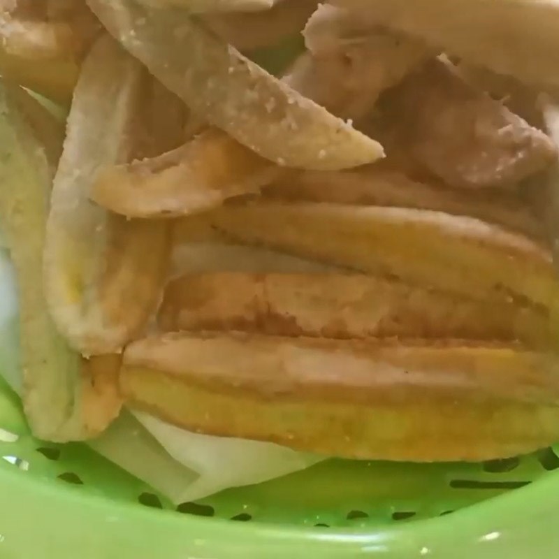 Bước 3 Xào chuối chiên với bột bắp Chuối xanh chiên giòn sốt bơ tỏi