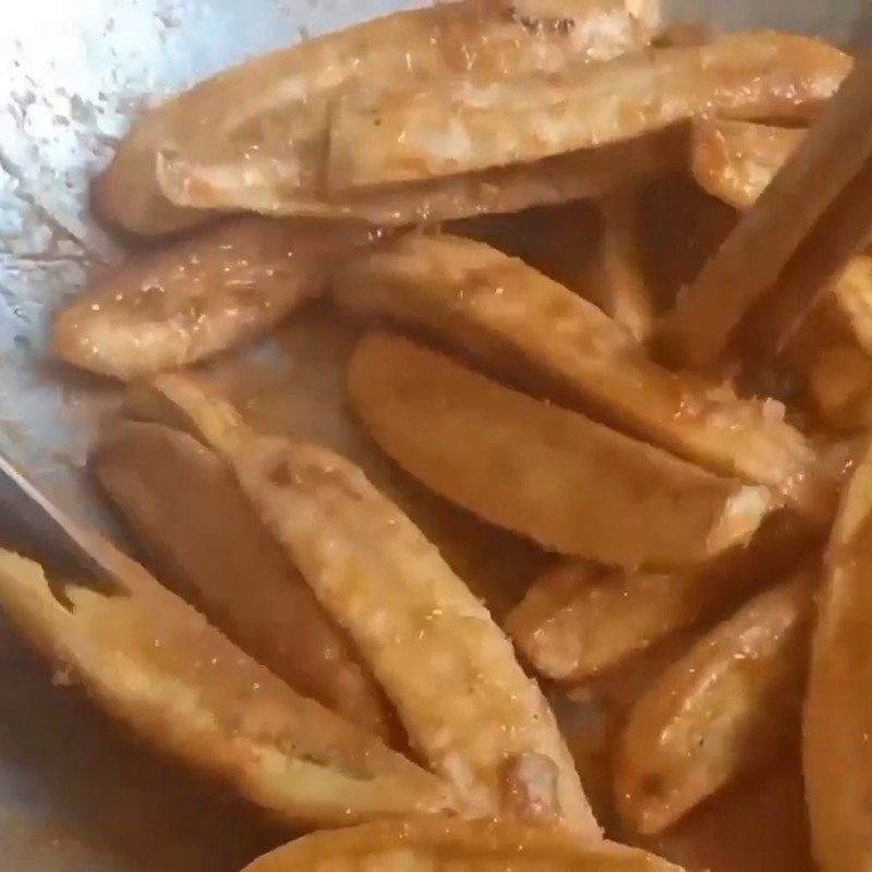 Bước 5 Xào chuối chiên với hỗn hợp sốt bơ tỏi Chuối xanh chiên giòn sốt bơ tỏi