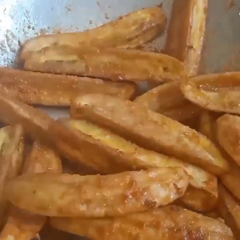 Bước 5 Xào chuối chiên với hỗn hợp sốt bơ tỏi Chuối xanh chiên giòn sốt bơ tỏi