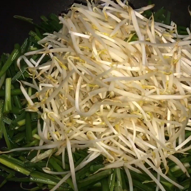 Bước 2 Xào nguyên liệu Bò trụng Tứ Xuyên