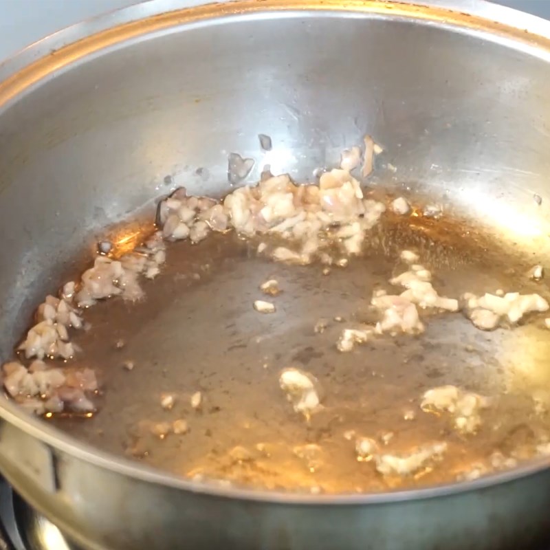 Bước 4 Xào nguyên liệu nhồi gà Gà bó xôi lá cẩm sốt xí muội