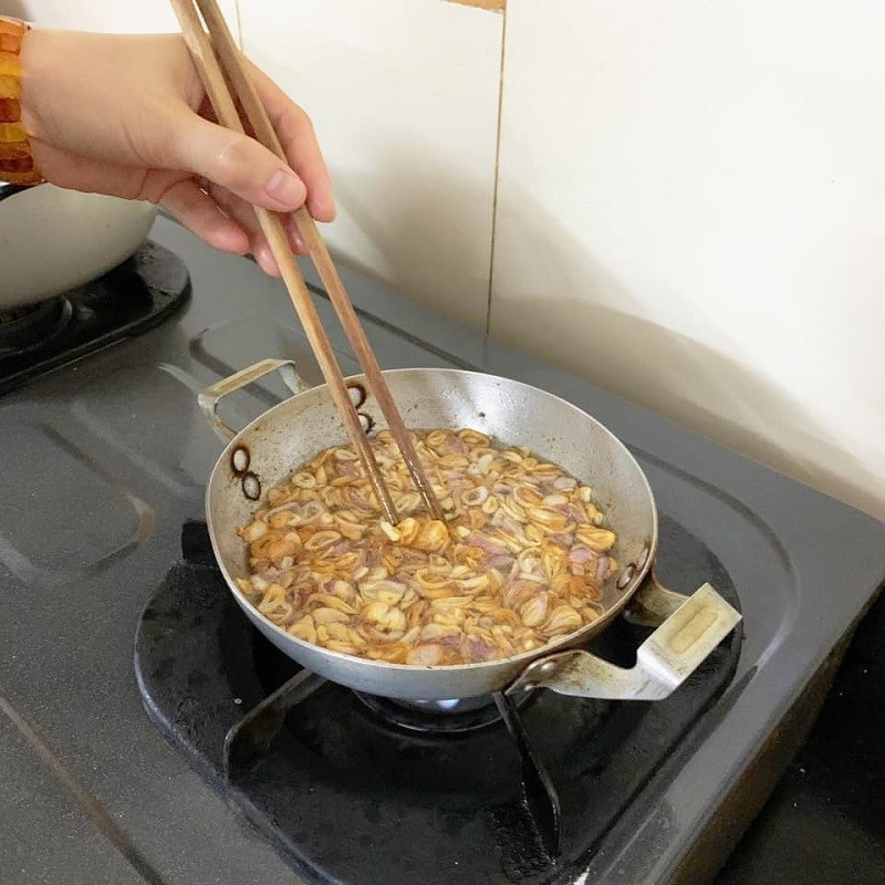 Bước 3 Xào nhân Bánh cuốn làm bằng bột pha sẵn