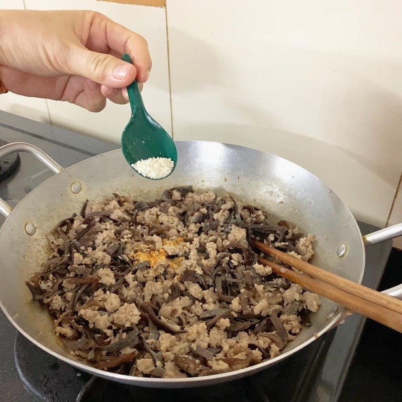 Bước 3 Xào nhân Bánh cuốn làm bằng bột pha sẵn