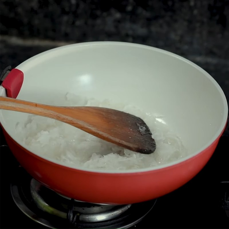 Cách 1 Xào nhân đỗ xanh dừa Bánh gấc đỏ gói lá chuối