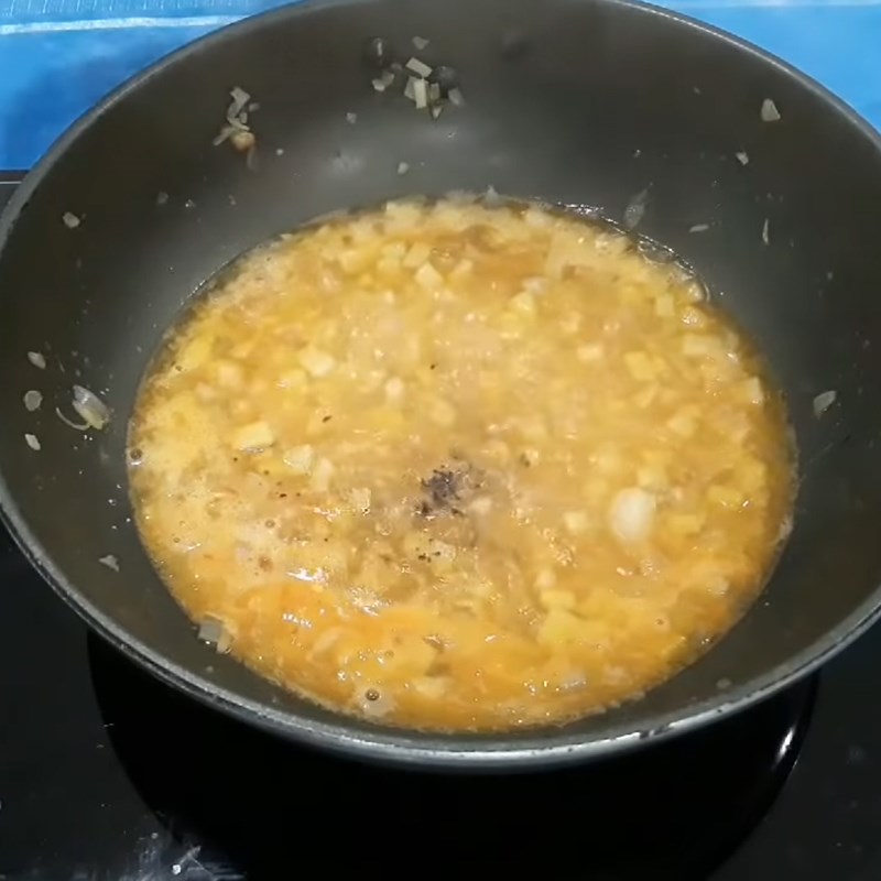 Bước 3 Xào sốt thơm Tôm sốt trái thơm