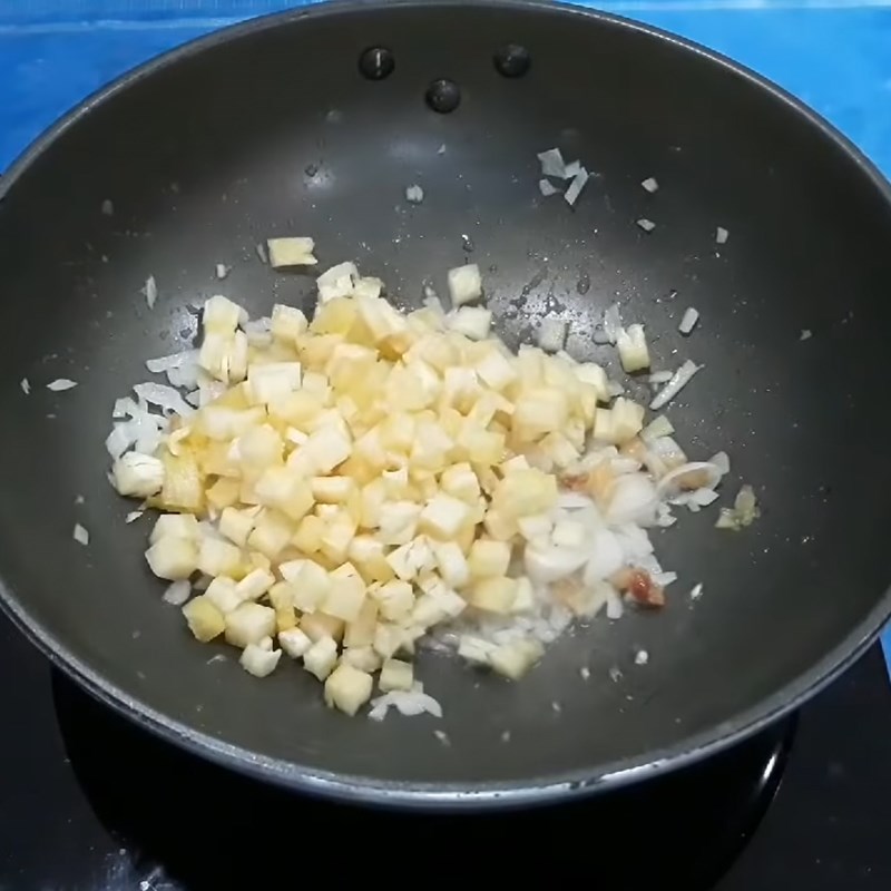 Bước 3 Xào sốt thơm Tôm sốt trái thơm