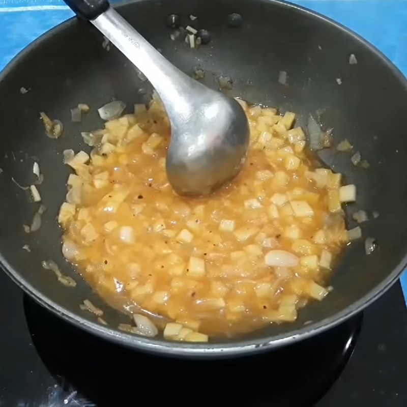 Bước 3 Xào sốt thơm Tôm sốt trái thơm