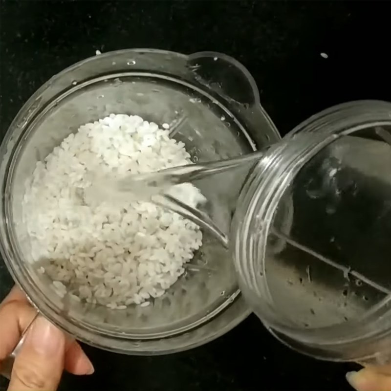 Bước 2 Xay gạo nếp Bột nếp tươi và bột nếp khô