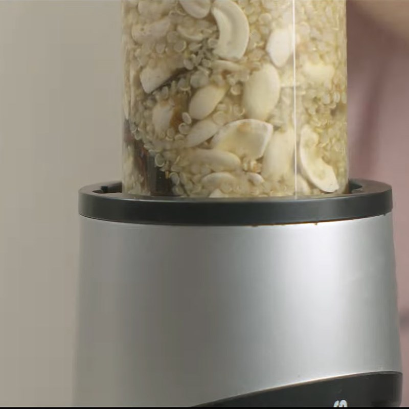 Bước 3 Xay hỗn hợp hạt Sữa Quinoa (diêm mạch) hạt điều