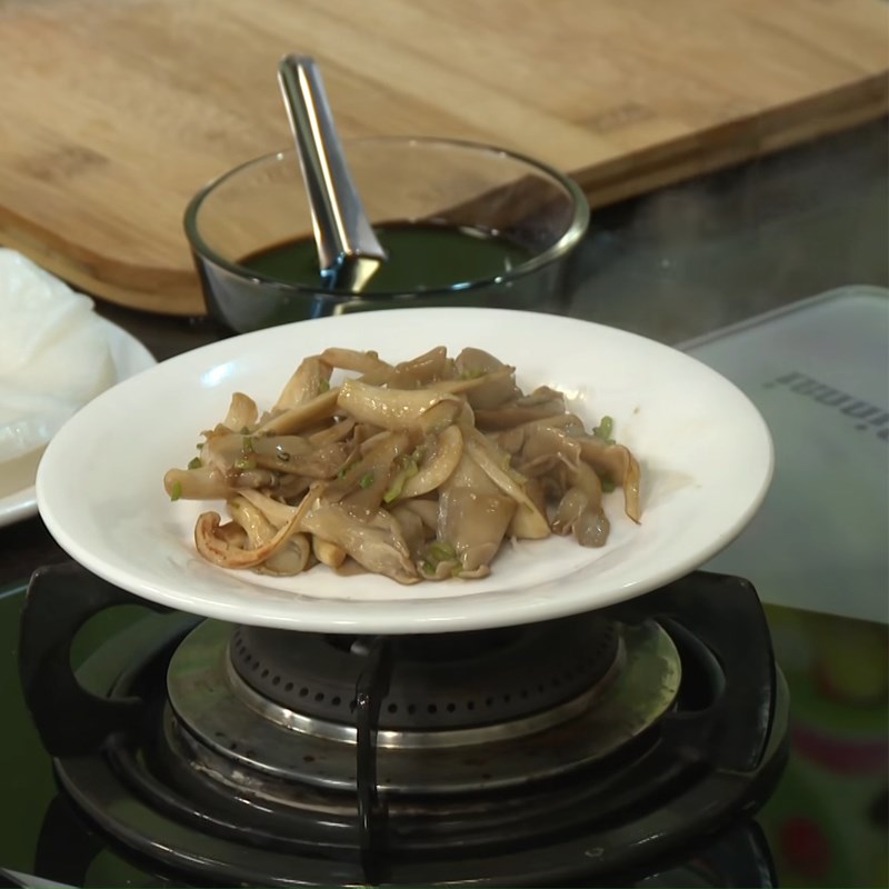 Bước 2 Xào nấm Bánh đập chay Quảng Nam