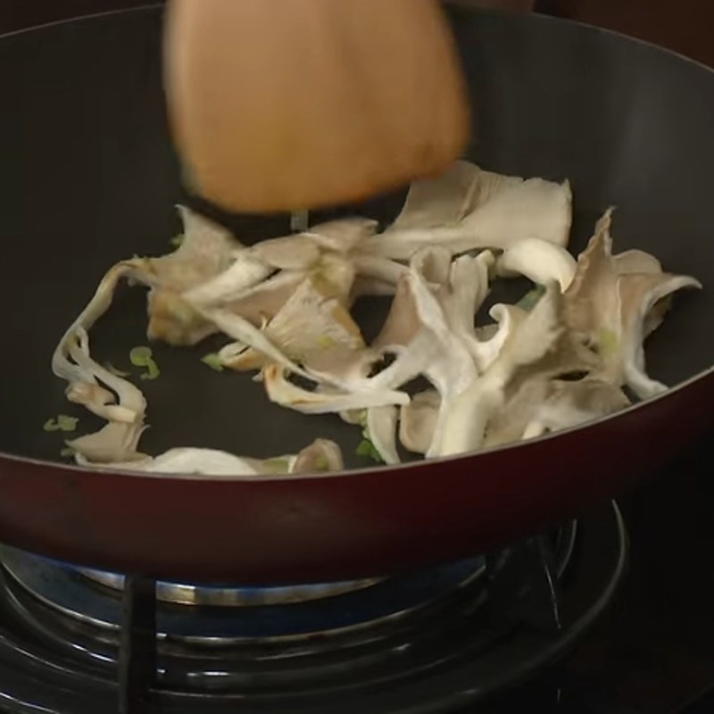 Bước 2 Xào nấm Bánh đập chay Quảng Nam