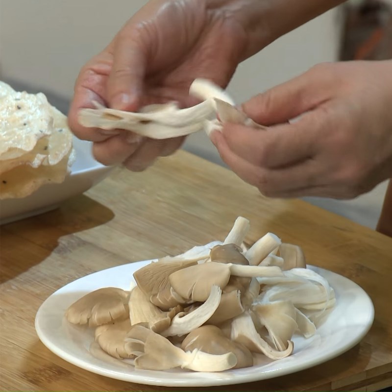 Bước 1 Xé nấm Bánh đập chay Quảng Nam