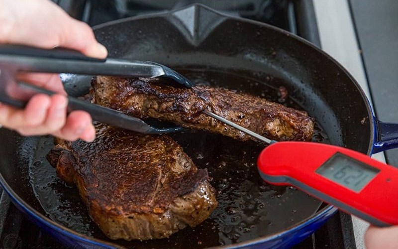 sử dụng nhiệt kế và đồng hồ đo độ chín của steak