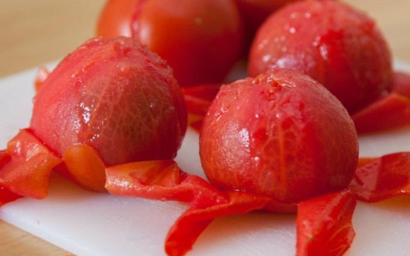 Bóc vỏ cà chua cực đơn giản