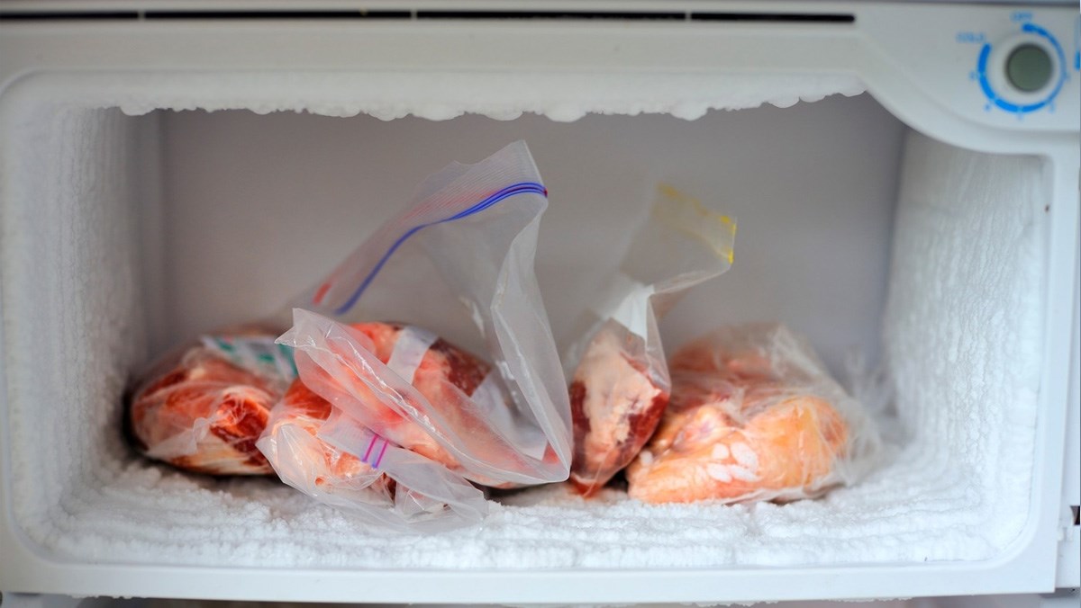 Cho thịt vào ngăn đông tủ lạnh trước khi xay