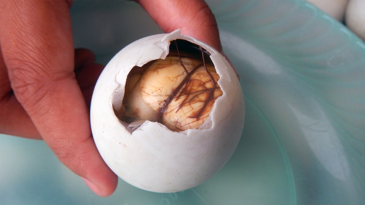 Có cách nào để xác định trứng vịt lộn đã chín hoàn toàn khi luộc không? 
